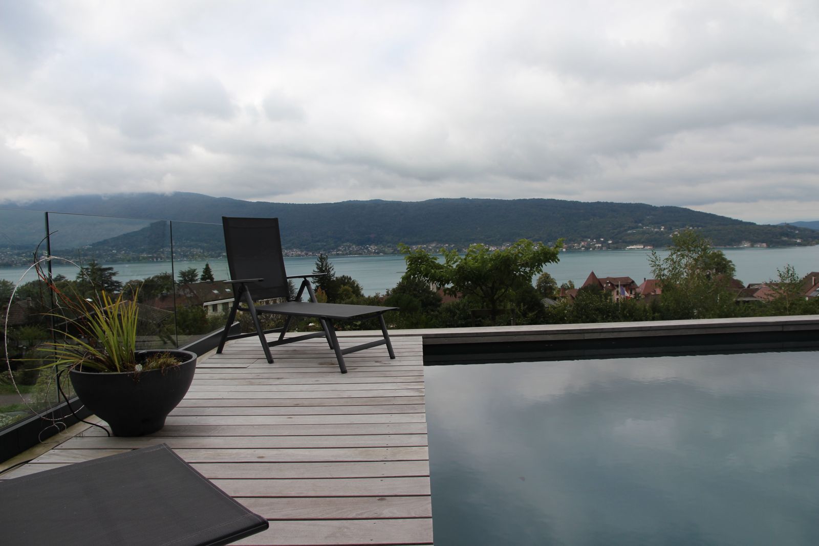 Terrasse avec vue sur le lac d'Annecy